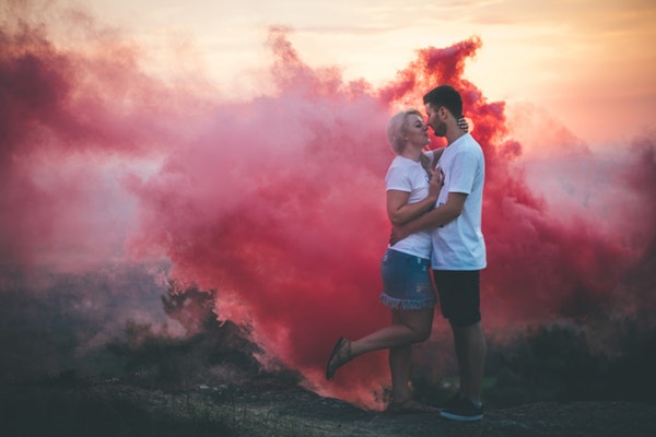 affection-colored-smoke-couple-2536576