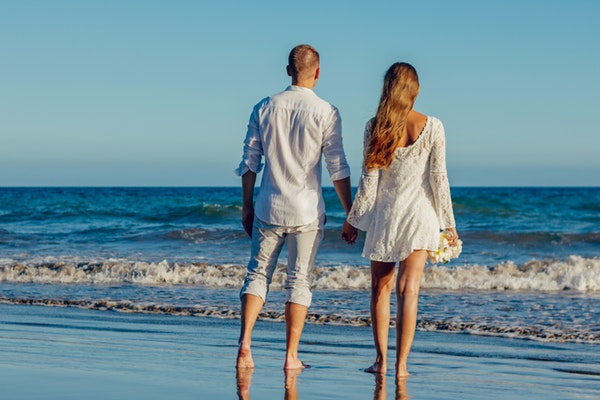 beach-couple-fun-leisure-323260