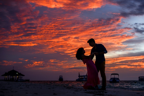 beach-couple-happiness-1024963
