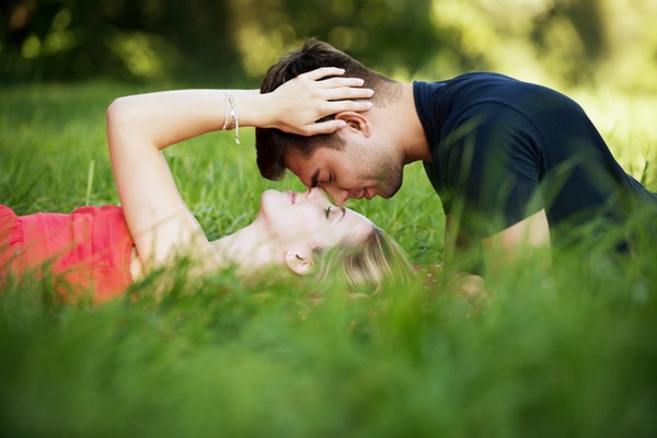 blur-carefree-couple-289237-1