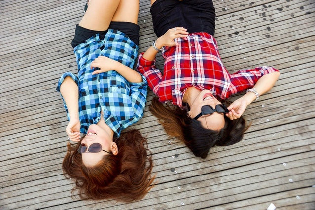 brunette-clothes-fashion-58592