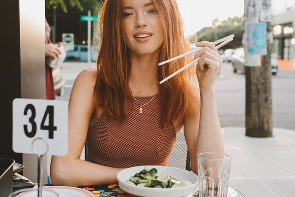 woman-eating-outside-3193818