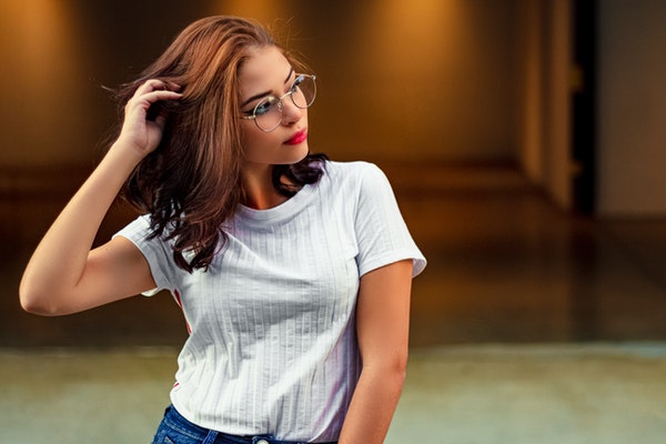 woman-holding-her-hair-2526183