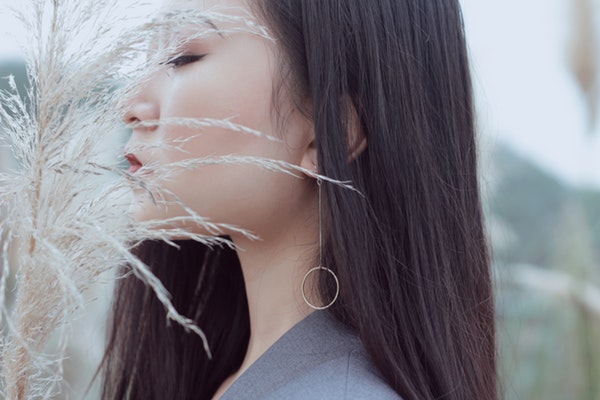 和女生聊天怎么展现“高价值”？让妹子都围在你身边的绝招！