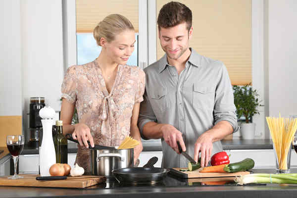 woman-kitchen-man-everyday-life-298926-1