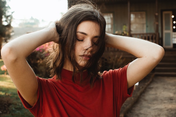 女生一直回复“嗯嗯”，该怎么破解？