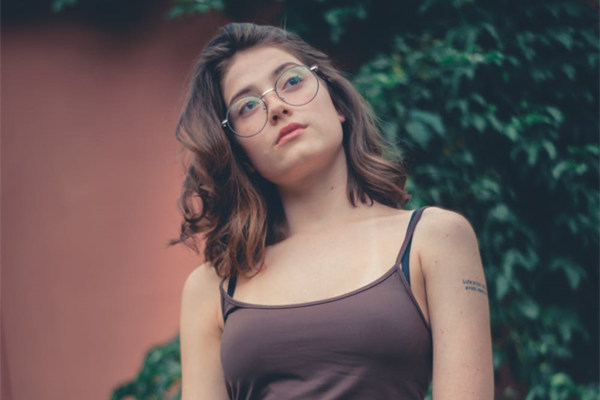 怎样判断女生是真的爱上你？女生的什么表现证明她爱上你了？