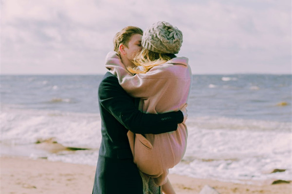 情人节女生说“我爱你”怎么回？教你在情人节轻松脱单！