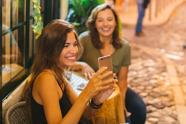 聊天时怎样逗女孩子开心？教你3个屡试不爽的小套路（收藏备用）！