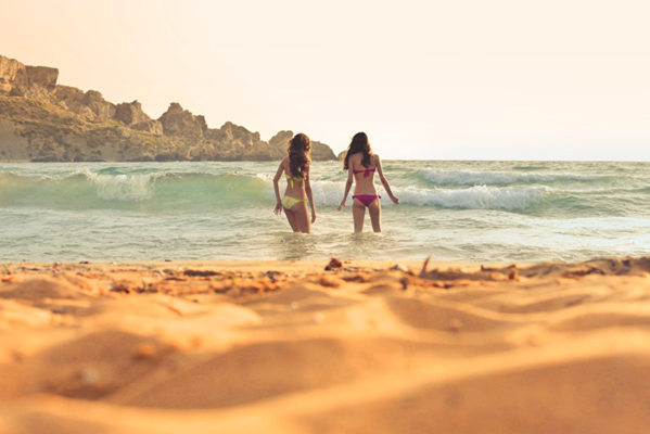 和刚认识的女孩聊什么好？快速吸引女生的3个聊天秘诀！