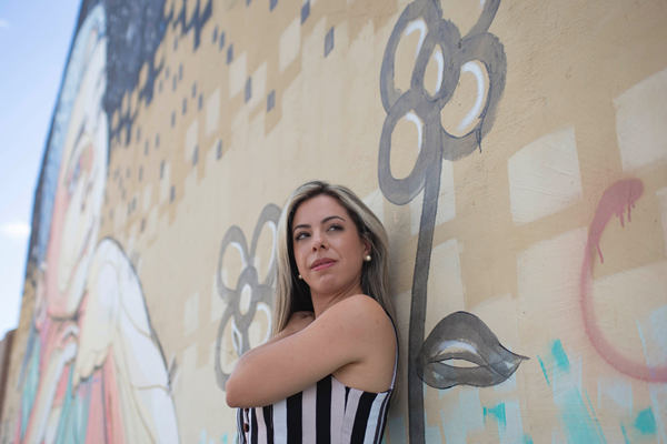 怎么和陌生妹子聊天？学会这3招和她成功牵手、接吻！