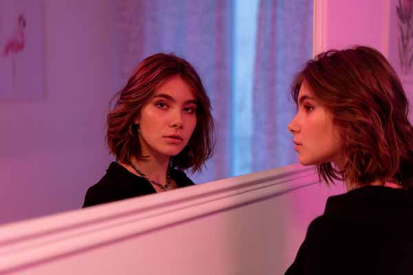 别人介绍的女孩怎么跟她聊天？这么聊女生会对你动心