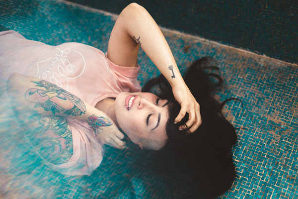 约喜欢的女生出来吃饭，她说看心情，怎么回复？