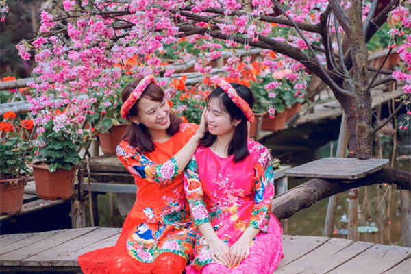 我约心仪的女孩出去玩，她却总喜欢带她闺蜜一起来，怎么办？