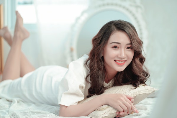 如何让女生主动靠近自己