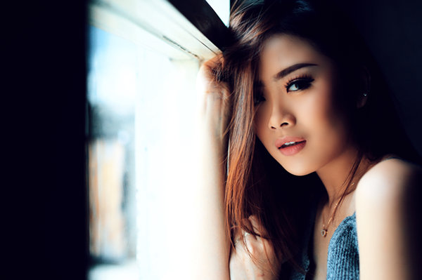 在比自己大的女生面前，要怎么样才显得我更成熟？