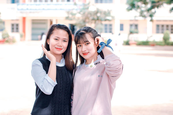 女生用她闺蜜试探我，我怎么做才能让她闺蜜帮我说好话？