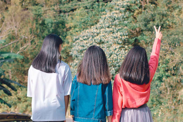 我约心仪的女孩出去玩，她却总喜欢带她闺蜜一起来，怎么办？