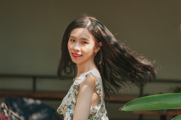 和妹子约会对方一直玩手机