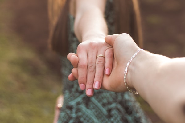 约喜欢的女生看电影应该聊什么