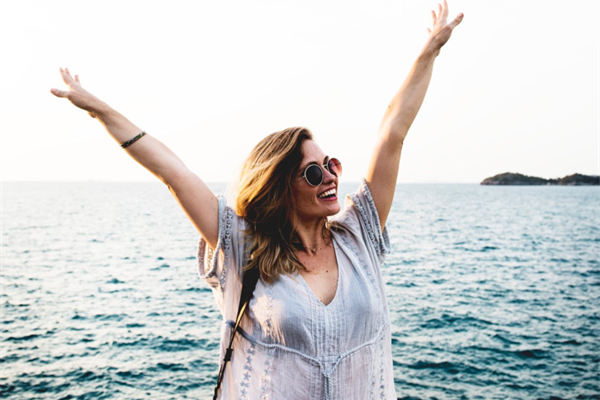 女生喜欢一个人都有哪些表现？中3条以上说明她超级爱你！