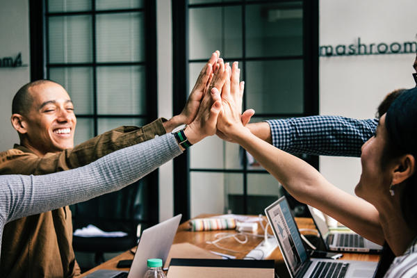 嘴笨的人怎样学会说话？10个说话技巧助你事业、爱情双丰收！