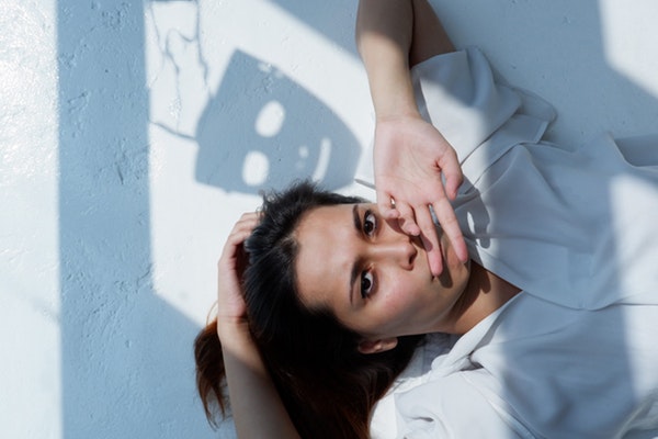 男生：跟你聊天这么久，感觉我们真的很投机呢，特别是你说的xxx，我也很喜欢 女生：是吗 男生：对啊，聊天真开心，我还有点事情，下次再聊吧 女生：跟你聊天真有趣 男生：是吗？哈哈 女生：（展开新的话题） 男生：我还有点事情，下次陪你聊