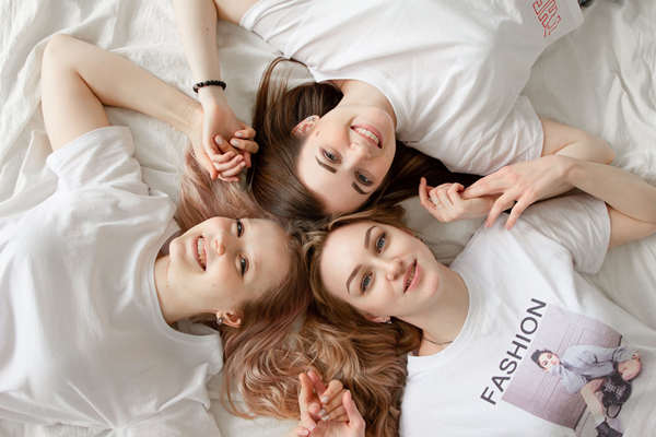 女生用她闺蜜试探我，我怎么做才能让她闺蜜帮我说好话？