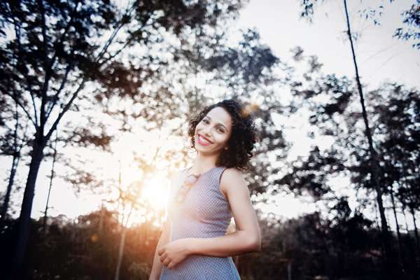 女孩子喜欢你的10个暗示，中了一个直接带她回家