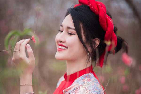 和女生聊什么话题，才能让她开心？