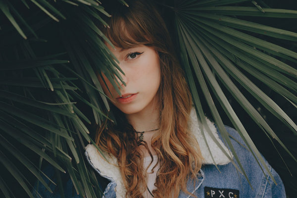 怎样判断女生是真的爱上你？女生的什么表现证明她爱上你了？