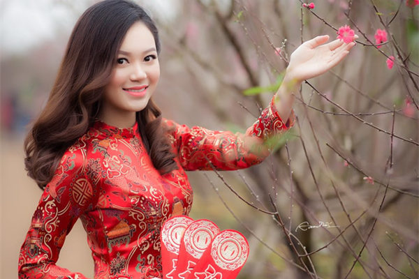 和女生聊什么话题，才能让她开心？