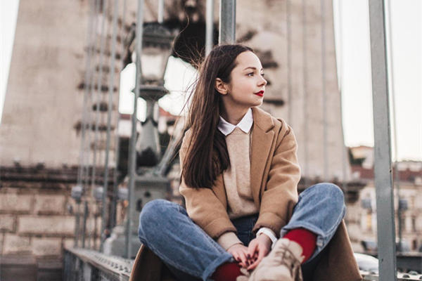 女神失恋了，要我陪她喝酒，我该怎么表现？