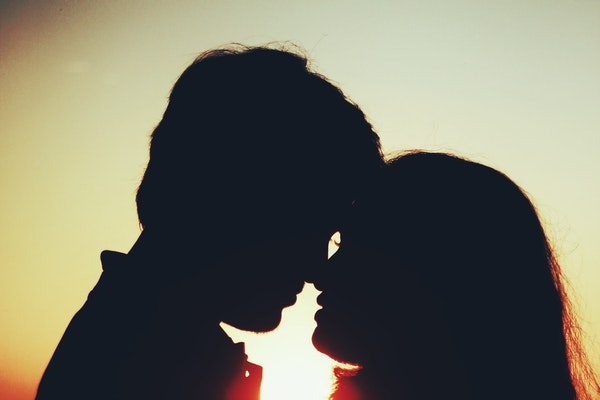 如何跟喜欢的女孩子聊天找话题？ 怎么打招呼开头