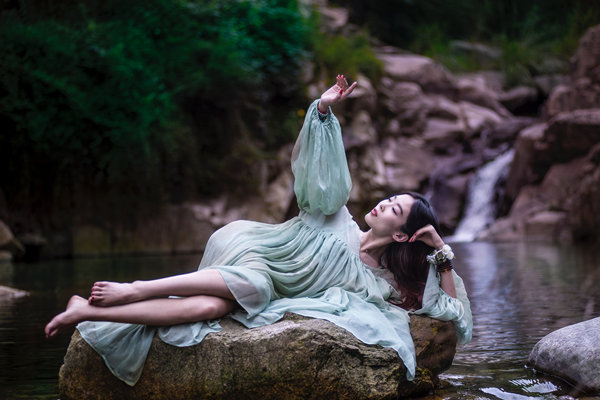 不敢和女生聊天？找不到话题？让妹子爱上你只差一个“思想”