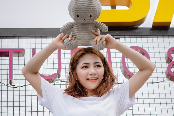 女生发愉快表情啥意思