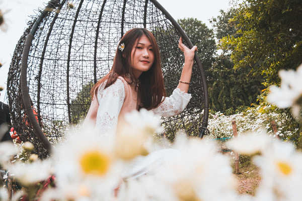 约喜欢的女生出来玩，她说忙，我该怎么办？